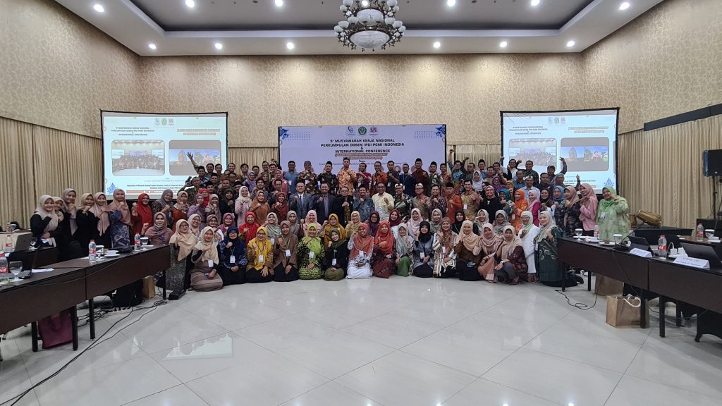 Dekan FTK dan Kaprodi PGMI Hadiri Musyawarah Kerja Nasional dan Konferensi Internasional SICEE di Cirebon